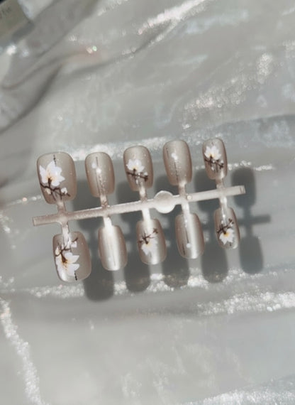 N02 🤍 White Magnolia Cat's Eye Press-On Nails + 24pcs Glue Stickers & Tool Kit