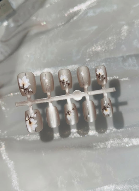 N02 🤍 White Magnolia Cat's Eye Press-On Nails + 24pcs Glue Stickers & Tool Kit